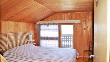 Chalet, 4 Bedrooms | 4 bedrooms, desk, iron/ironing board, free cots/infant beds