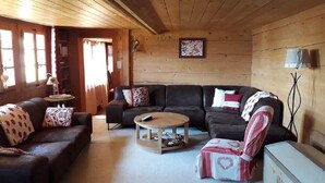Chalet, 4 slaapkamers | Woonkamer | Een flatscreentelevisie, een open haard en een dvd-speler
