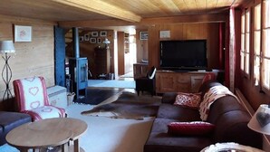 Chalet, 4 slaapkamers | Woonkamer | Een flatscreentelevisie, een open haard en een dvd-speler