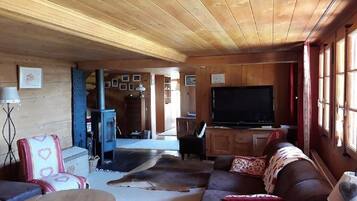 Chalet, 4 kamar tidur | Ruang keluarga | TV layar datar, perapian, dan pemutar DVD