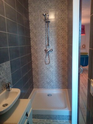 Serviettes fournies, savon, papier toilette