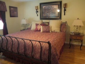 2 bedrooms, iron/ironing board, travel cot, free WiFi - "A Step Above the Rest" Condo in the Heart of Branson (Branson)