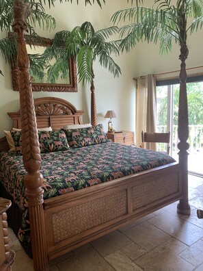 2 bedrooms, in-room safe, iron/ironing board, free WiFi - Canal front pool home with a small view of the Gulf. Close to Vaca Cut (Marathon)