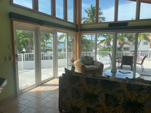 Smart TV, reproductor de DVD, libros y estéreo 