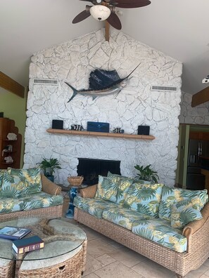 Interior - Canal front pool home with a small view of the Gulf. Close to Vaca Cut (Marathon)