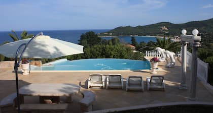 Hervorragende Infinity-Pool-Villa mit herrlichem Meerblick in Favone