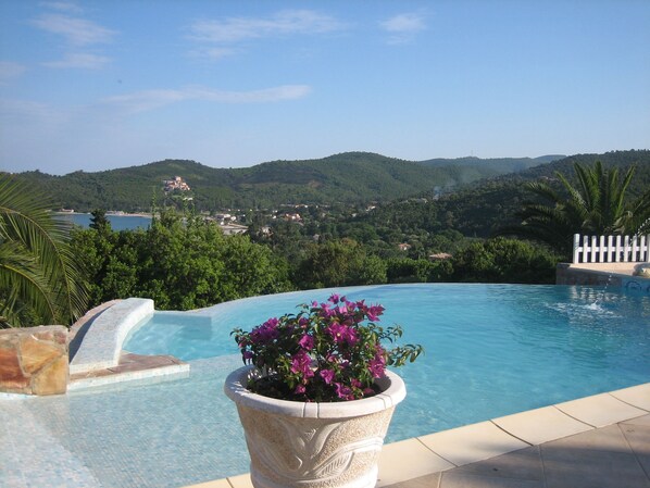 Outdoor pool - Superb infinity pool villa with stunning sea views in Favone (Sari-Solenzara)