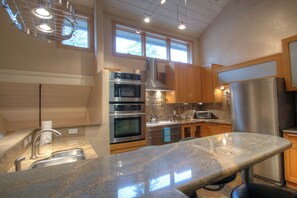 Maison mitoyenne, 3 chambres | Cuisine privée | Réfrigérateur, four, cafetiÚre/bouilloire, grille-pain