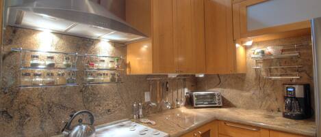 Townhome, 3 Bedrooms | Private kitchen | Fridge, oven, coffee/tea maker, toaster