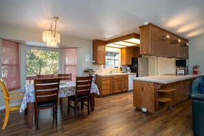 Dining - Yosemite Cabin Hot tub WiFi Quiet and Peaceful (Groveland)