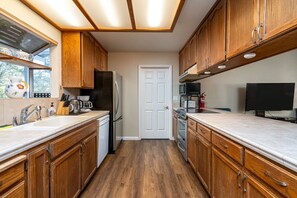 Fridge, microwave, oven, stovetop - Yosemite Cabin Hot tub WiFi Quiet and Peaceful (Groveland)