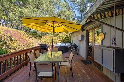 Yosemite Cabin Hot tub WiFi Quiet and Peaceful