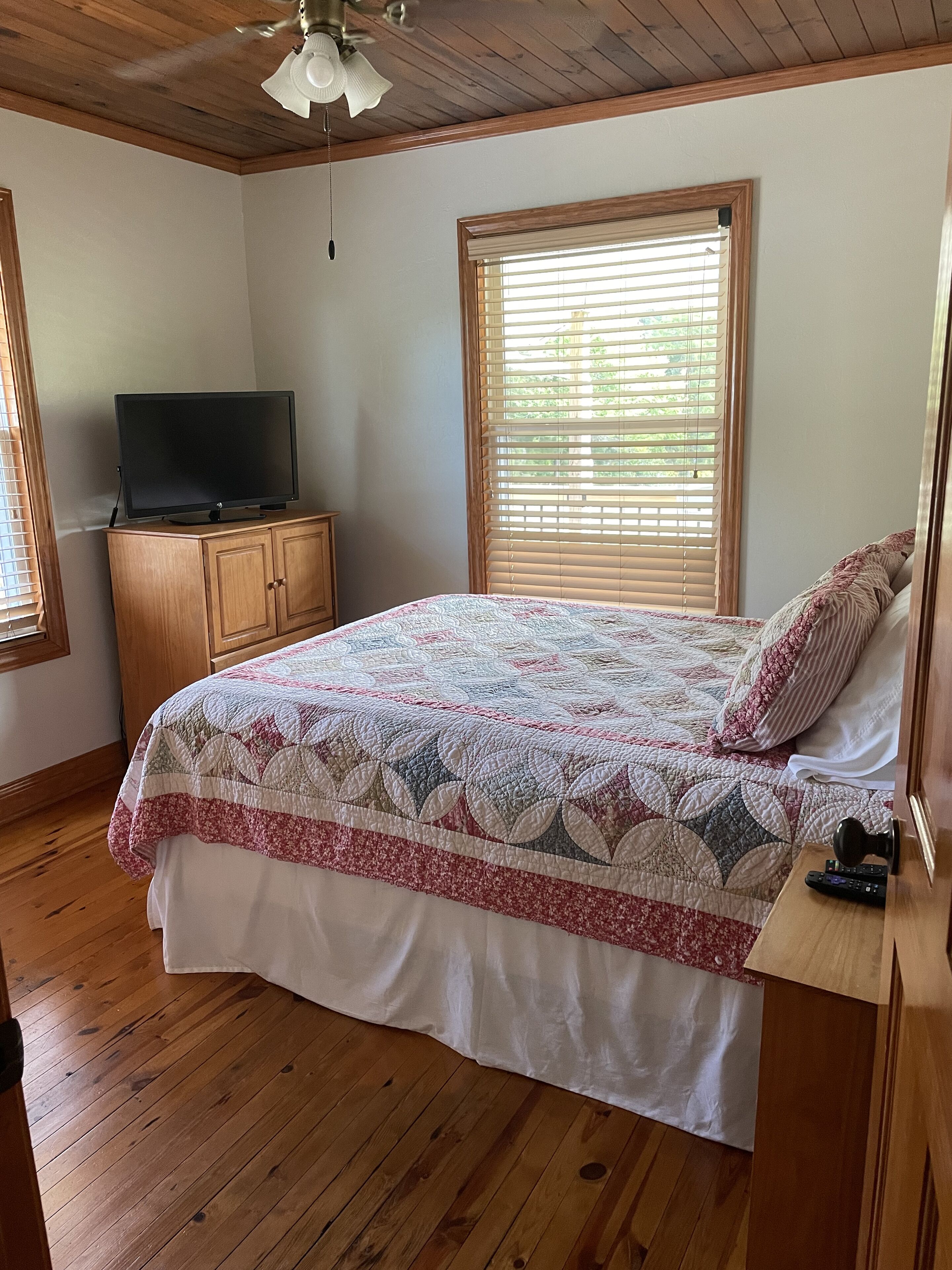 Watauga's End Farm. Riverside Getaway in East TN