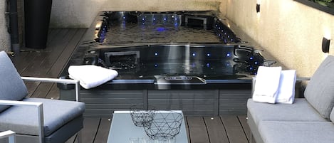 Outdoor spa tub