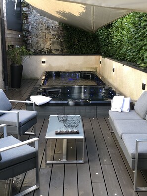 Outdoor spa tub - La Grange Emnitan - Superb villa for 12, spa, fitness, home cinema (Saint-Genis-Pouilly)