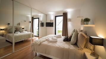 5 chambres, coffres-forts dans les chambres, bureau