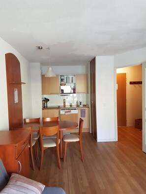 Dining - La Mongie 2 rooms 4 persons Residence Pic du Midi parking and swimming pool (Bagnères-De-Bigorre)
