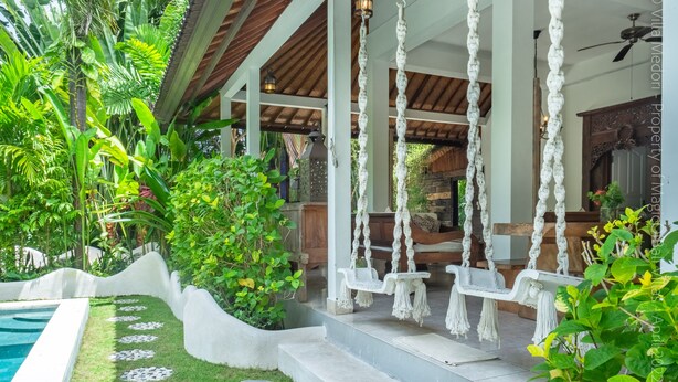 A covered outdoor seating area with white swing chairs, a pool, and a garden with tropical plants. - Bright and Quiet Villa for 6 people. Close to Shops in Seminyak (Seminyak)