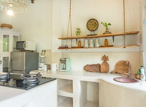 Frigorifero, microonde, piano cottura, tostapane