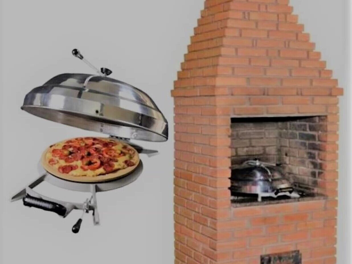 Un four à briques avec une pizza sur un barbecue mobile.