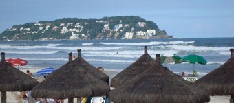Guaruja large 5 bedroom house (2 suites) 7 min walk from the beach + pool barbecue area