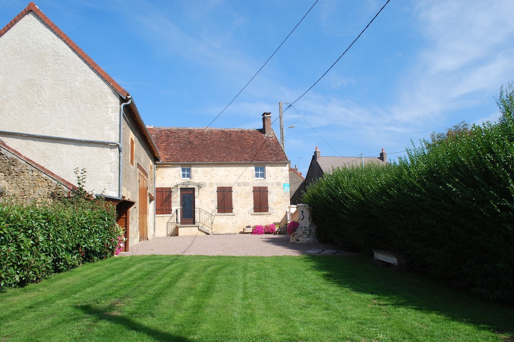 Charming flowery cottage in the heart of the Monts du Nivernais