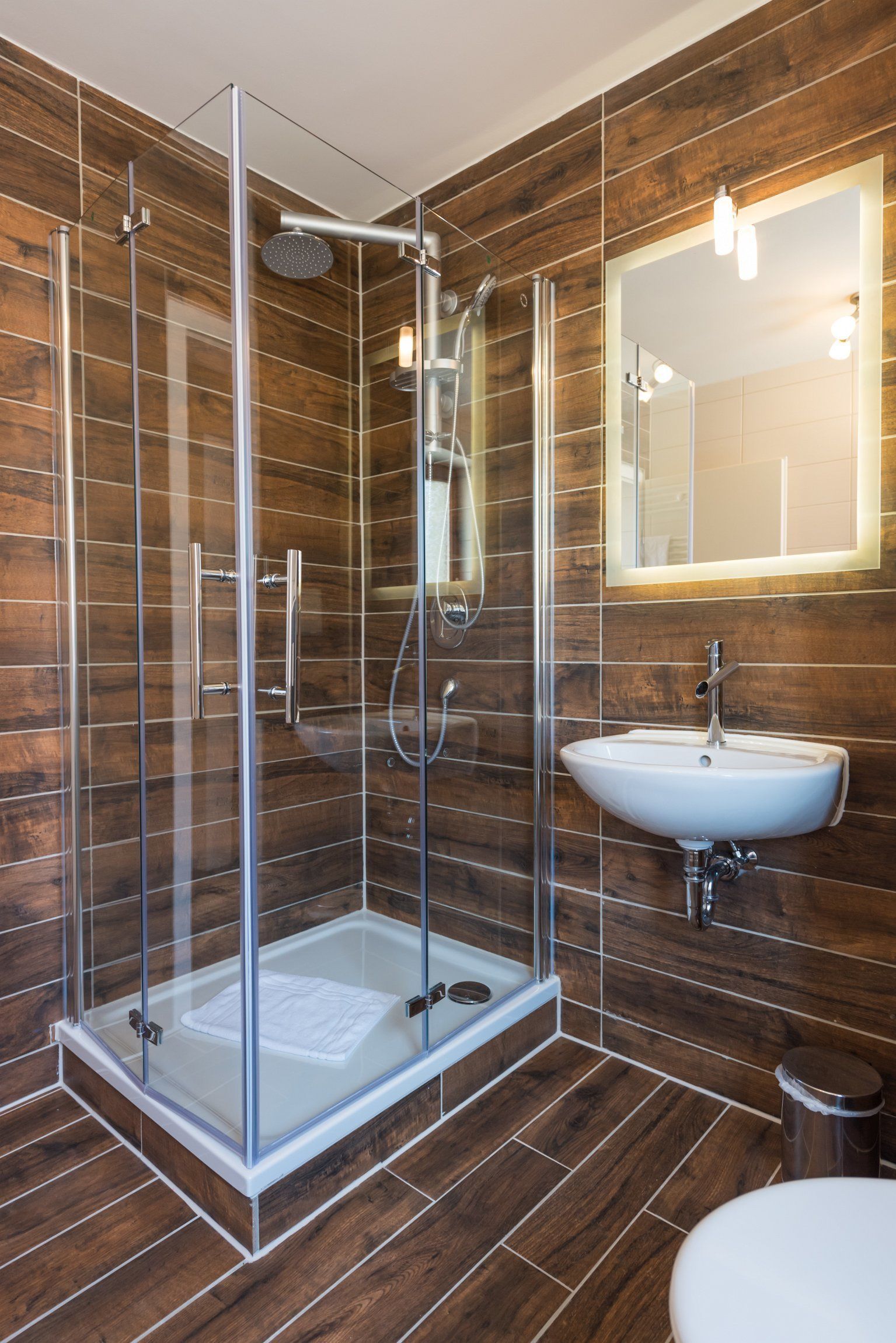 triple room | bathroom | shower, free toiletries, hair dryer, towels