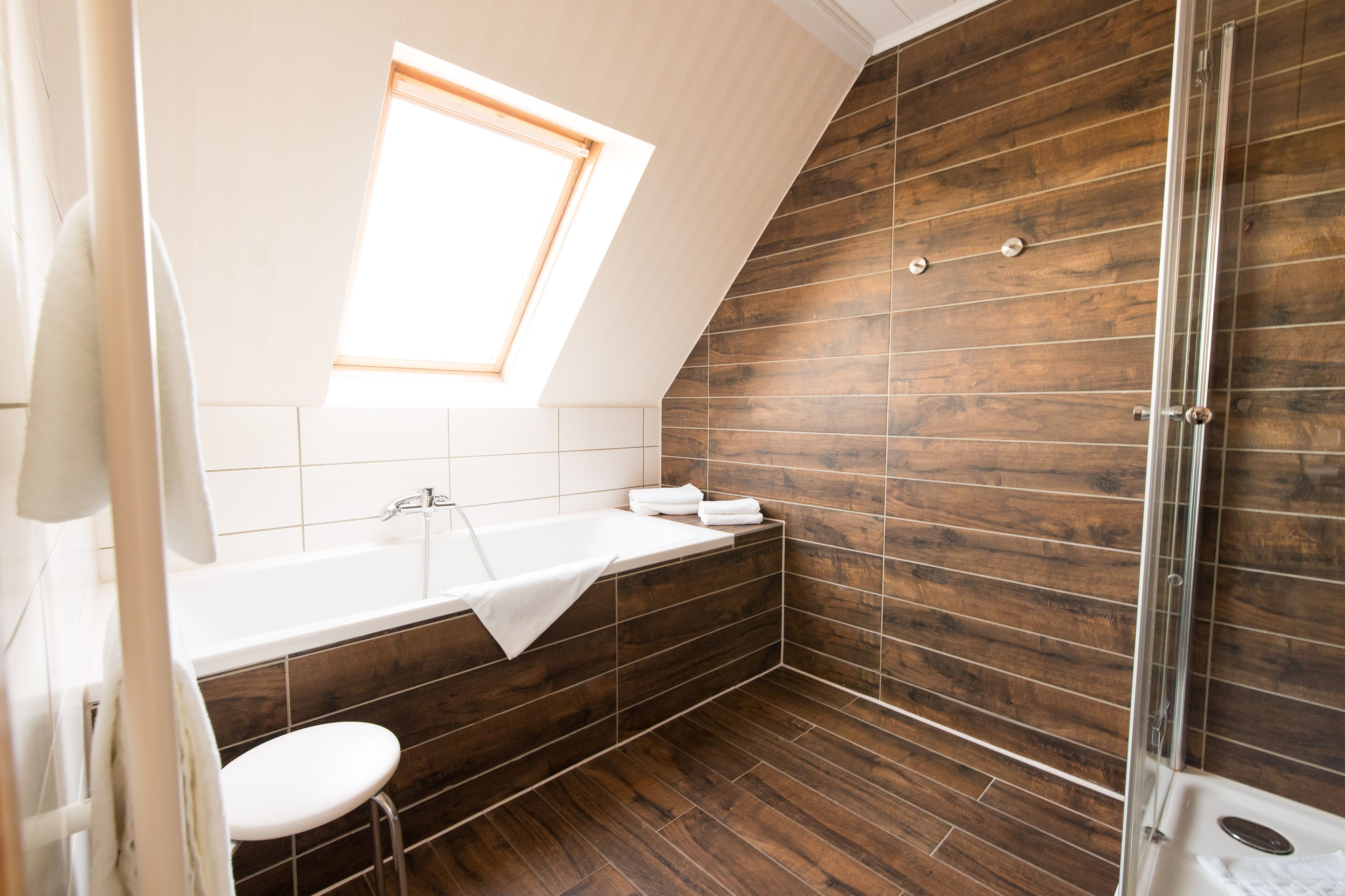 apartment, kitchen (44) | deep-soaking bathtub