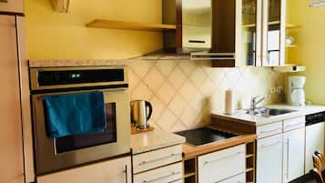 Apartment (5) | Private kitchen | Fridge, oven, stovetop, coffee/tea maker