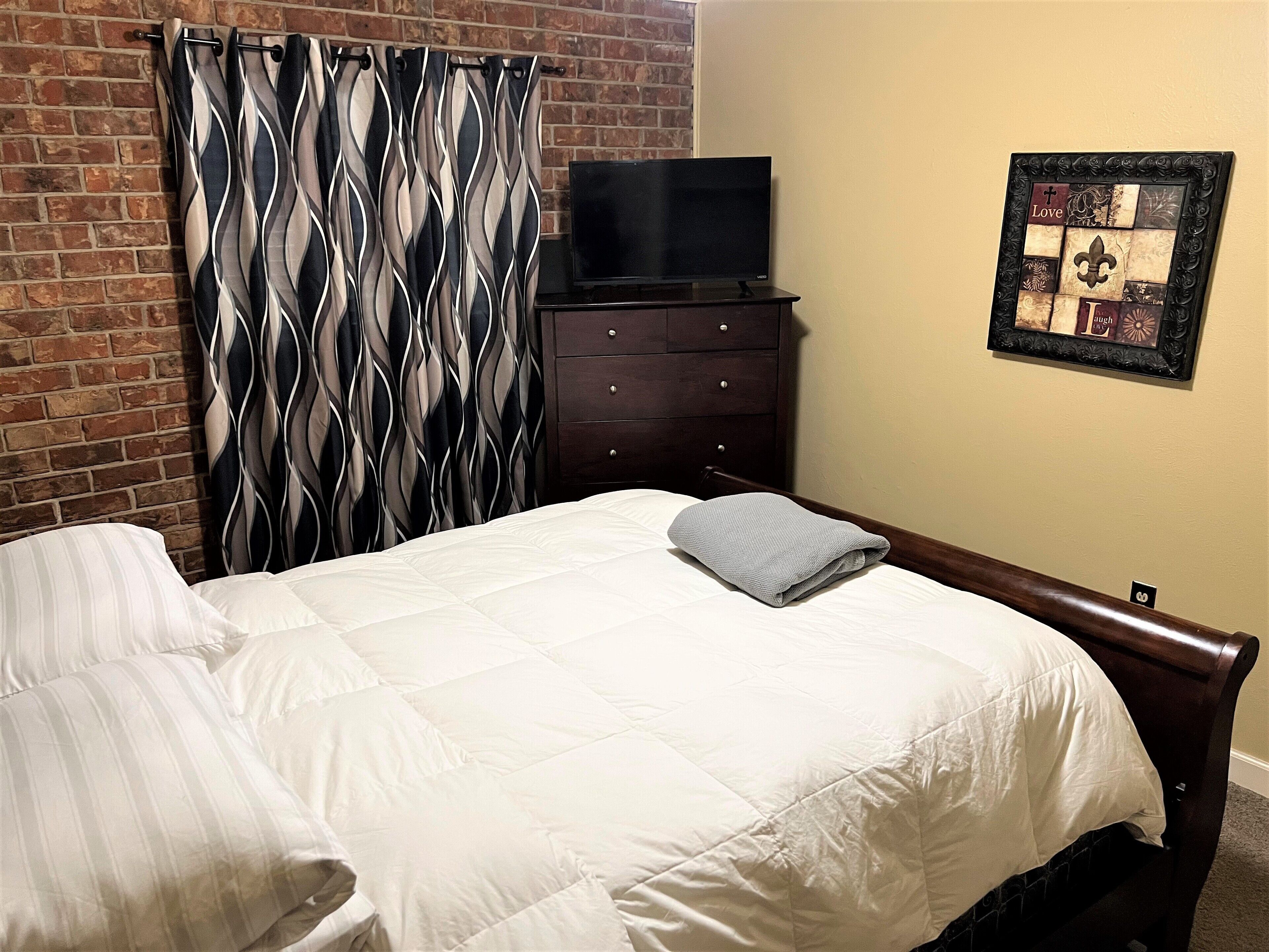 Sleek Downtown Condo quick to LSU, I-10, Mid-City