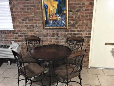Sleek Downtown Condo quick to LSU, I-10, Mid-City