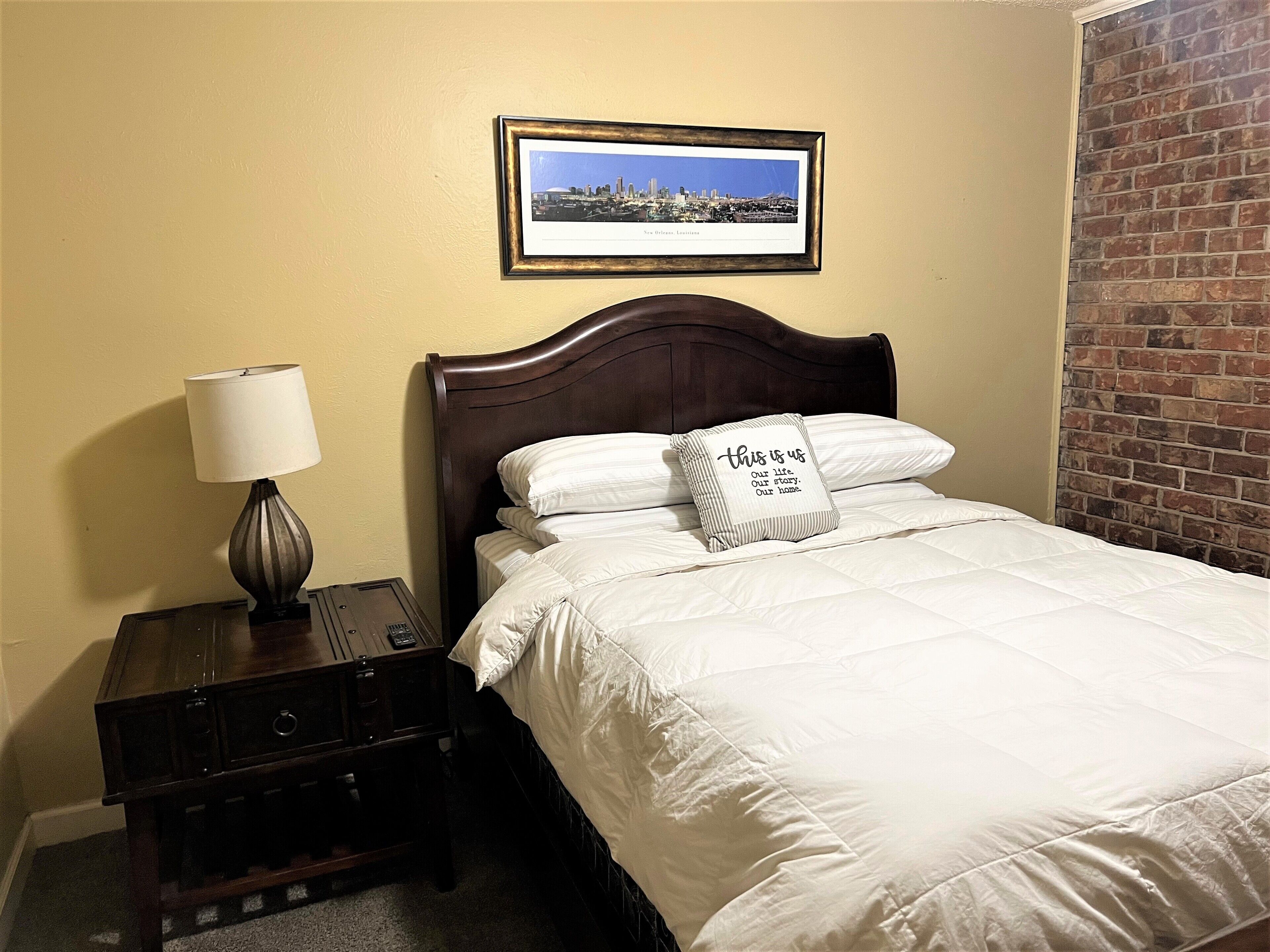 Sleek Downtown Condo quick to LSU, I-10, Mid-City