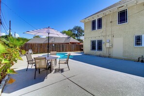 A backyard with a pool, patio furniture, and a wooden fence. - Corpus Christi Home w/ Pool & Hot Tub: Walk to Bay (Corpus Christi)