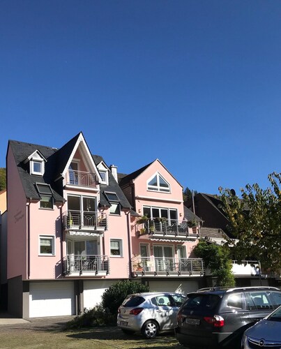 Bright, comfortably furnished vacation apartment with panoramic views 