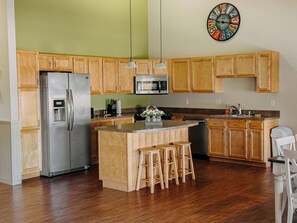Fridge, microwave, oven, stovetop - Staterooms 2Q, Waterside View, Heated Pool, Near Holland State Park Beach (Holland)