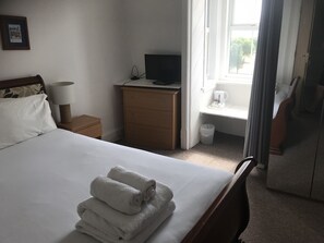 Individually furnished, iron/ironing board, free WiFi, bed sheets - The Jolly Sailor (Portsmouth)