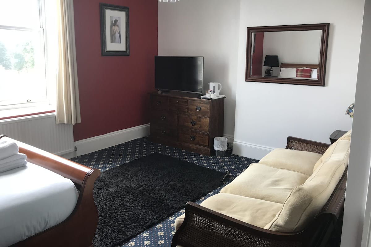 Muebles diferentes, tabla de planchar con plancha y wifi gratis