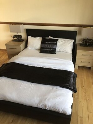 Tabla de planchar con plancha, wifi gratis y ropa de cama 