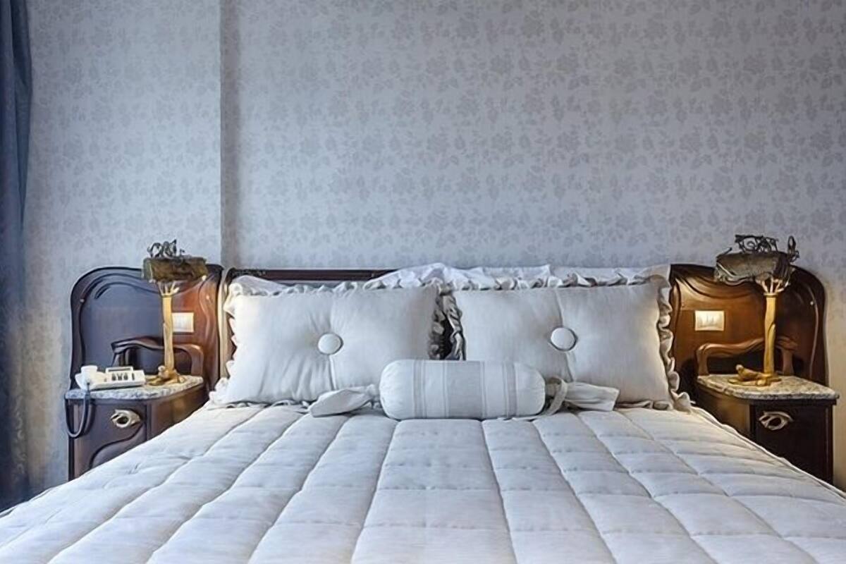 Iron/ironing board, free WiFi, bed sheets