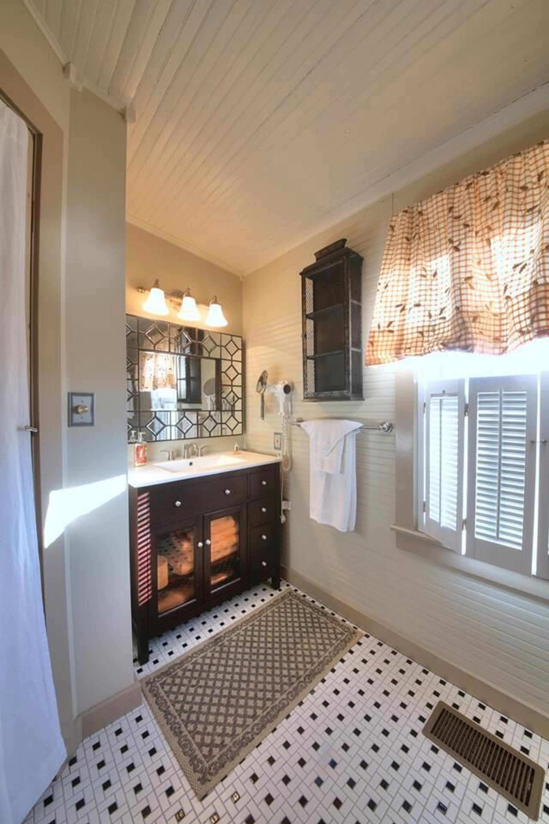 Adorable Two-Person Bungalow nestled in the cozy town of Augusta, MO!