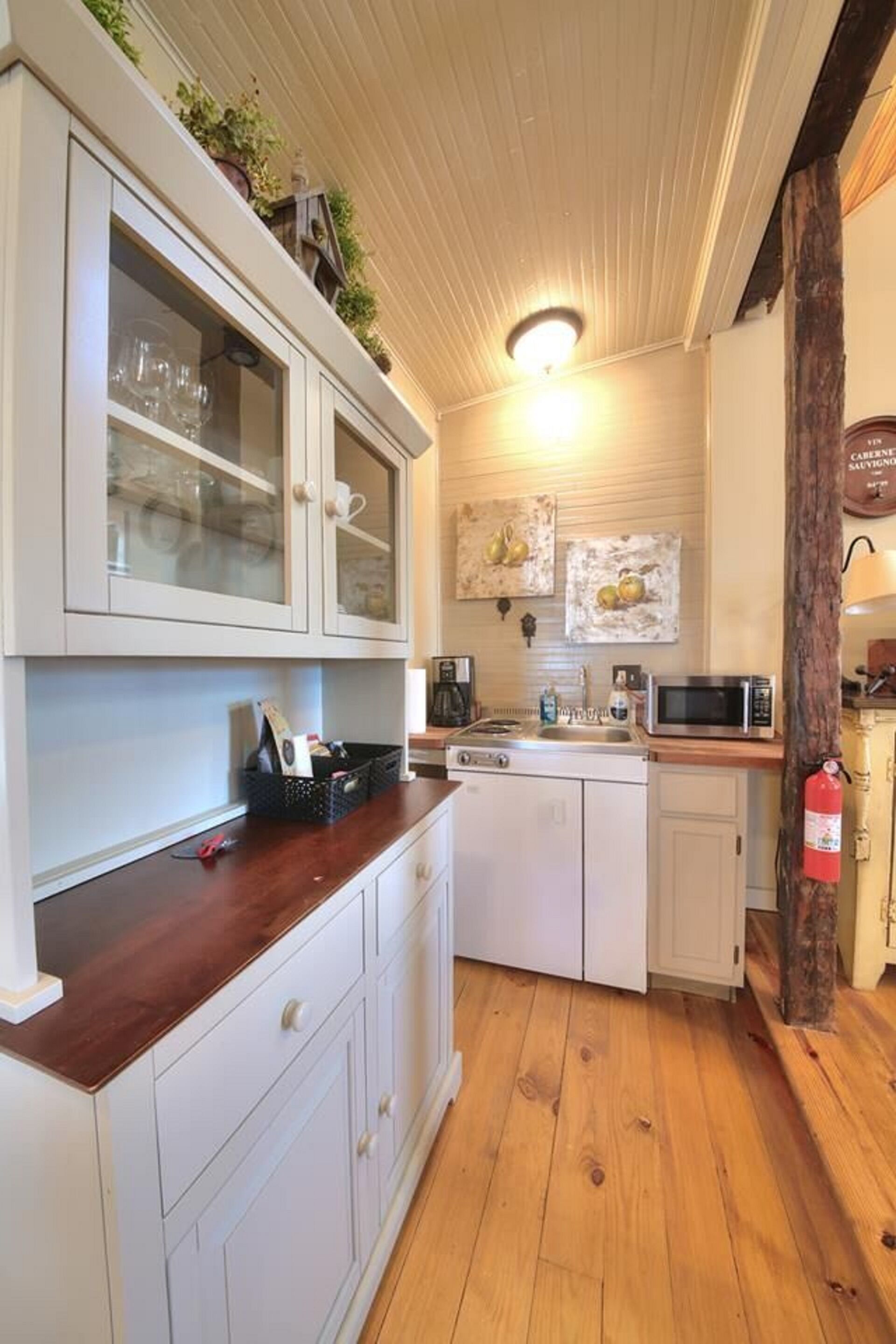 Adorable Two-Person Bungalow nestled in the cozy town of Augusta, MO!