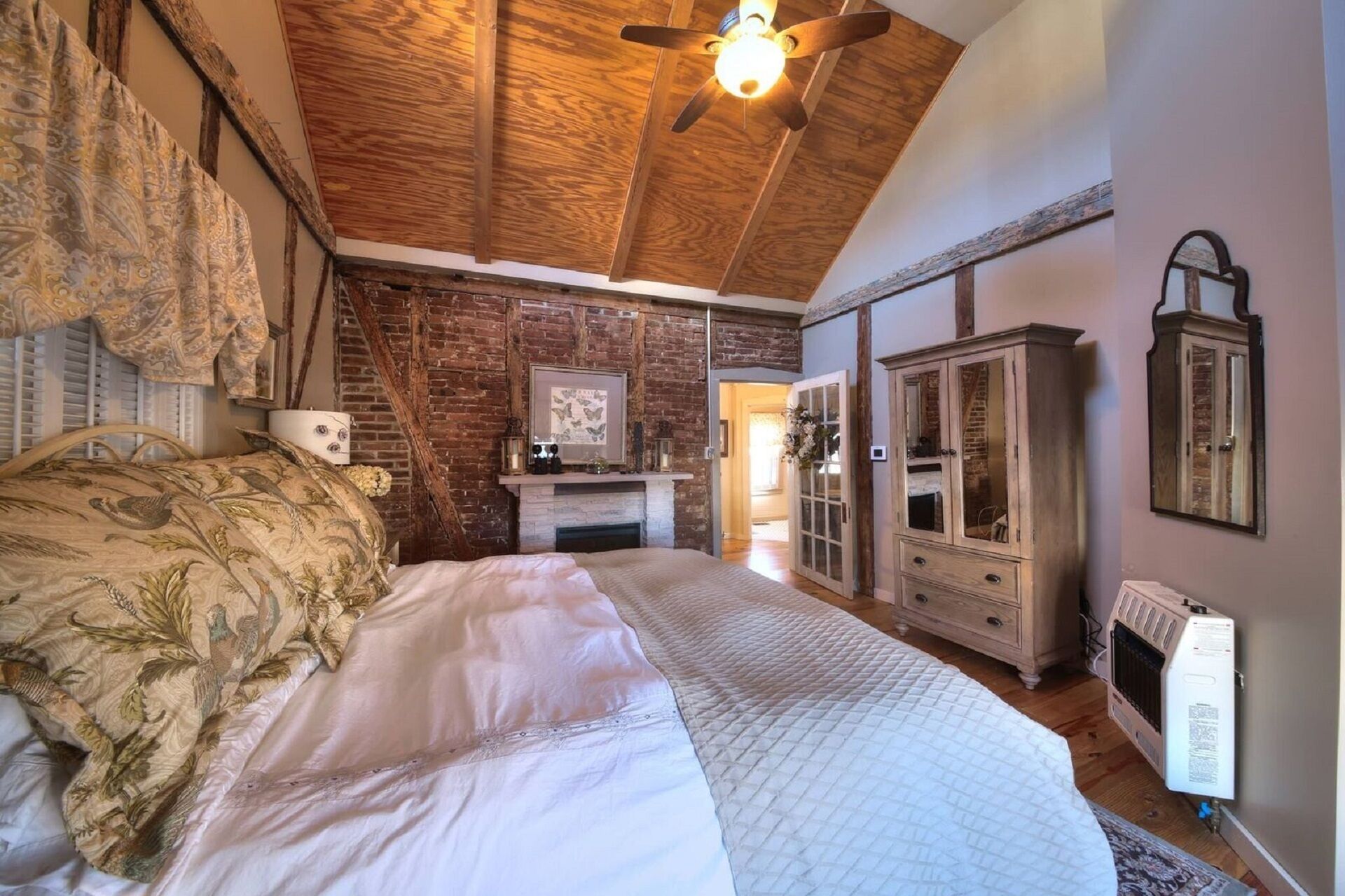 Adorable Two-Person Bungalow nestled in the cozy town of Augusta, MO!