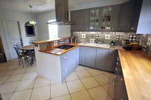 Fridge, microwave, oven, stovetop - L'ESCAPADE charming villa in a quiet location large pool magnificent view (Le Boulou)