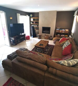 Een televisie, een open haard, een dvd-speler en een tafeltennistafel