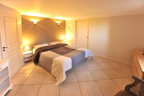 6 bedrooms, iron/ironing board, WiFi, bed sheets