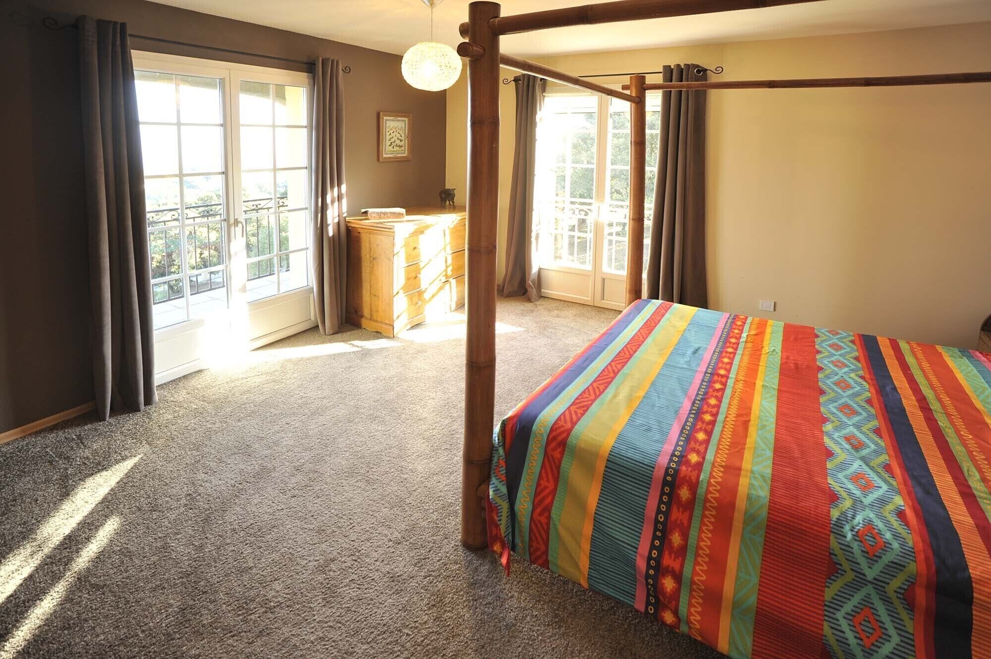 6 bedrooms, iron/ironing board, WiFi, bed sheets