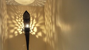 Un escalier avec une rampe et une porte en bas.
