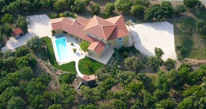L'ESCAPADE charming villa in a quiet location large pool magnificent view