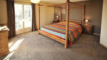 6 bedrooms, iron/ironing board, WiFi, bed sheets