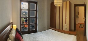 3 habitaciones, tabla de planchar con plancha y cuna de viaje